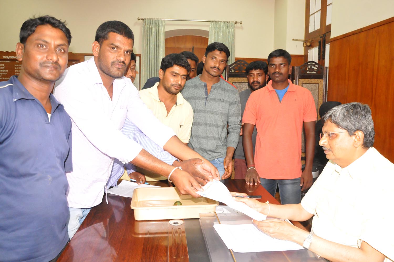 ಅಂಬೇಡ್ಕರ್ ವೃತ್ತ ನವೀಕರಣಕ್ಕೆ ಜಿಲ್ಲಾಧಿಕಾರಿಗೆ ಮನವಿ